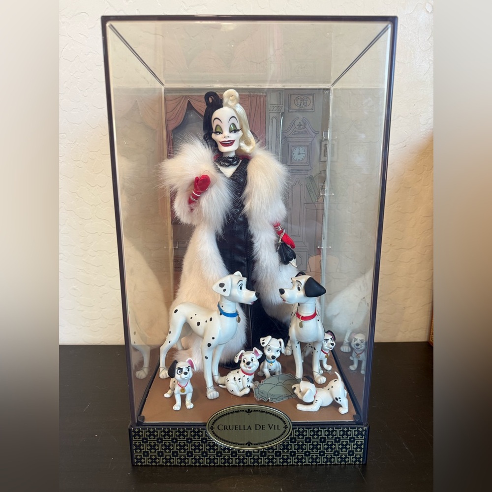 Disney Designer Collections Folktale Cruella De Vil doll
